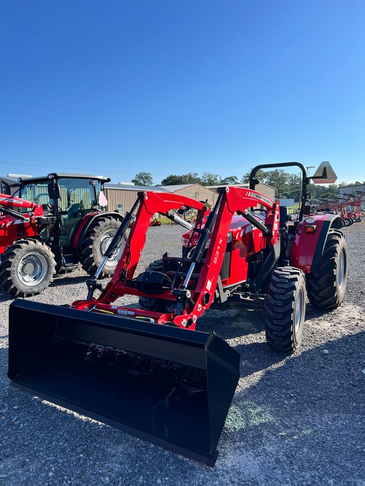 New Massey Ferguson 4707 Platform LoPro Tractor w/931X Loader